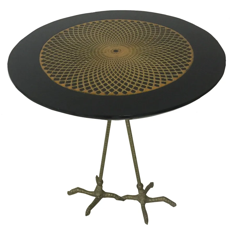 Due tavolini antichi con un elegante design decorativo rotondo.