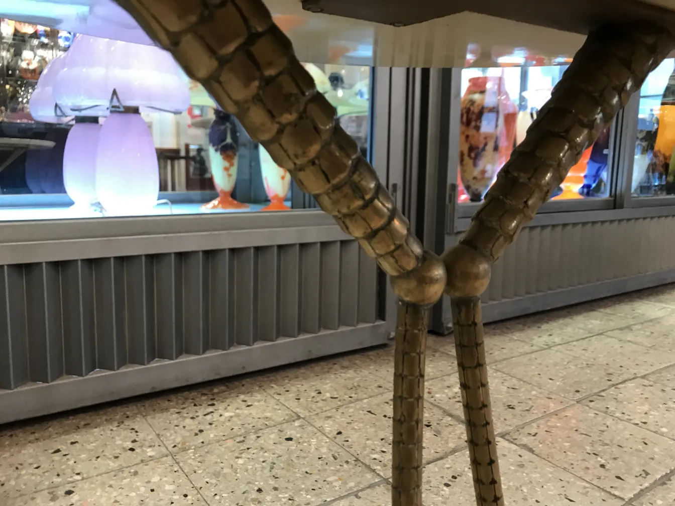 deux petites tables anciennes avec des pieds décoratifs