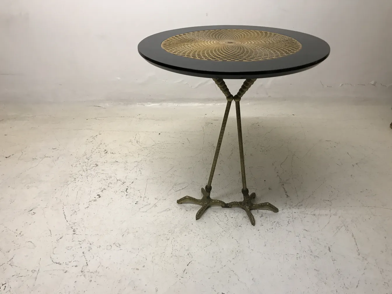 2 petites tables anciennes avec un design unique et des pattes en forme d'oiseau