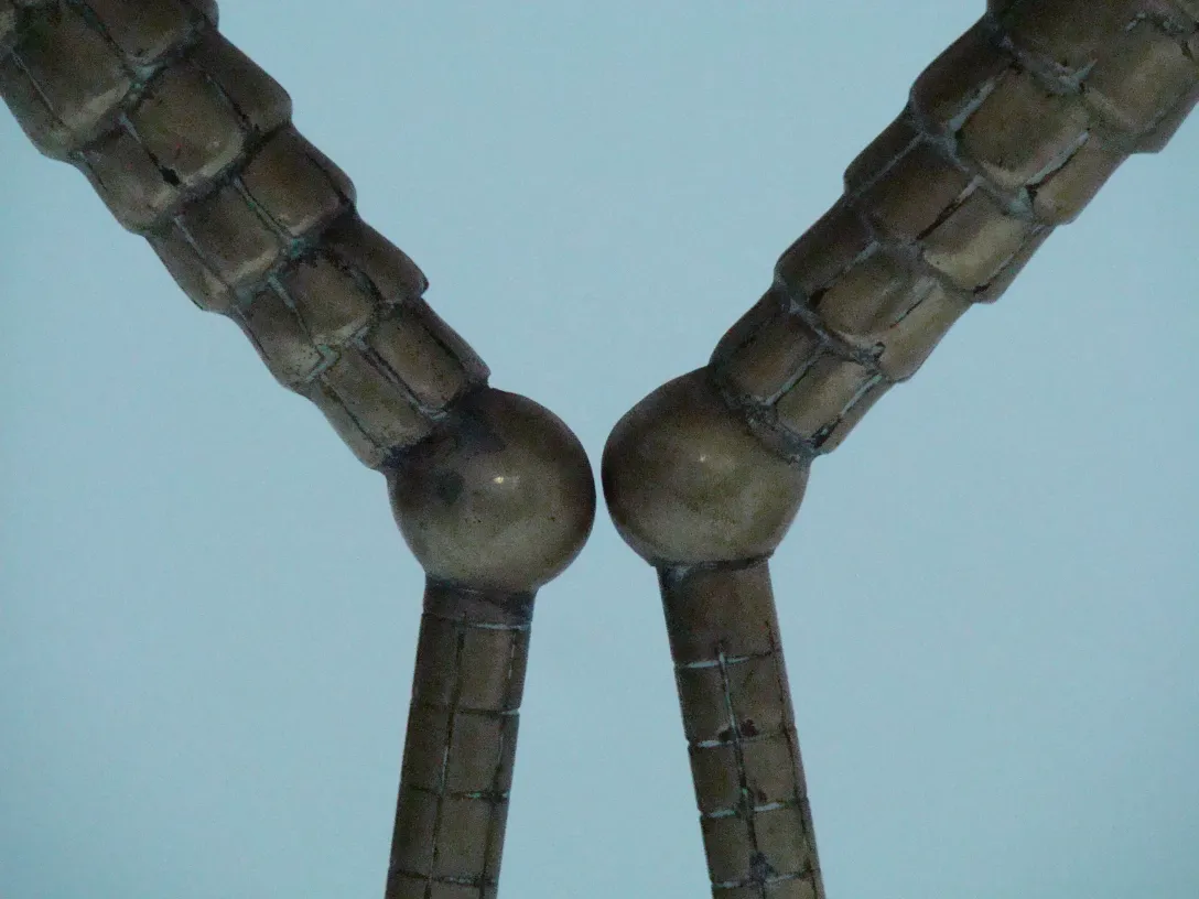 Bild von 2 antiken kleinen Tischen mit einzigartigen Details