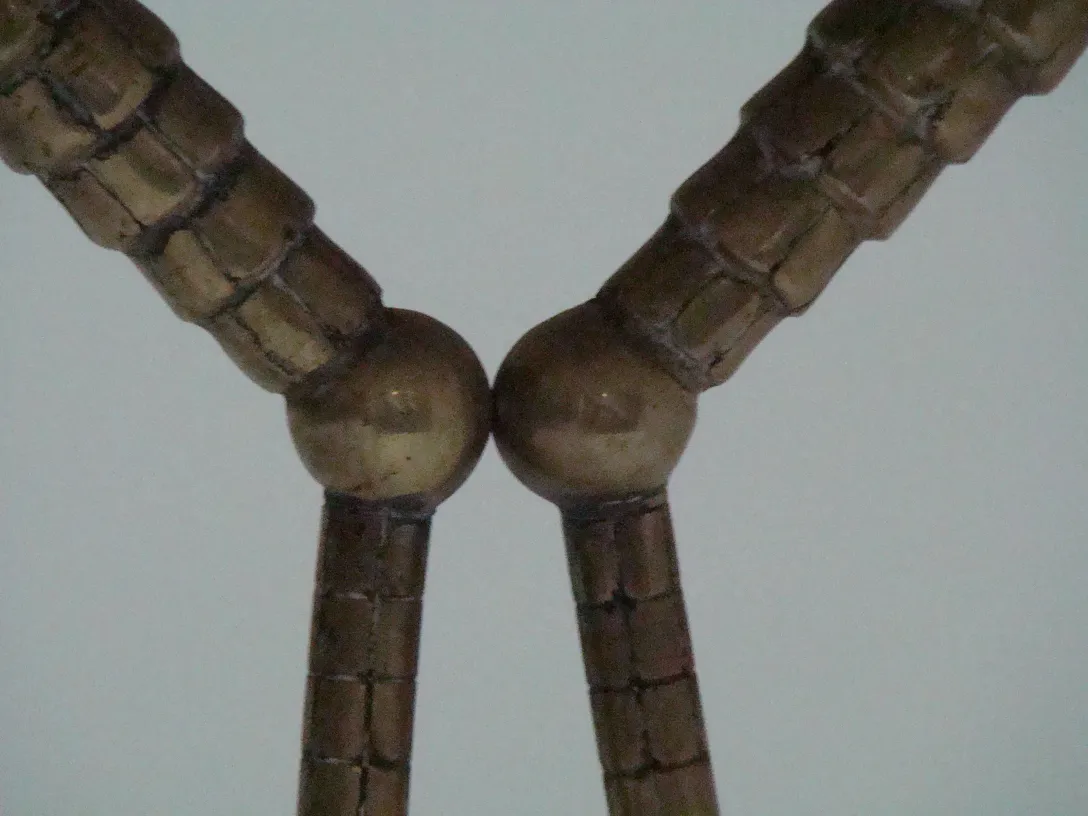 Dos mesitas antiguas con detalles decorativos en su base