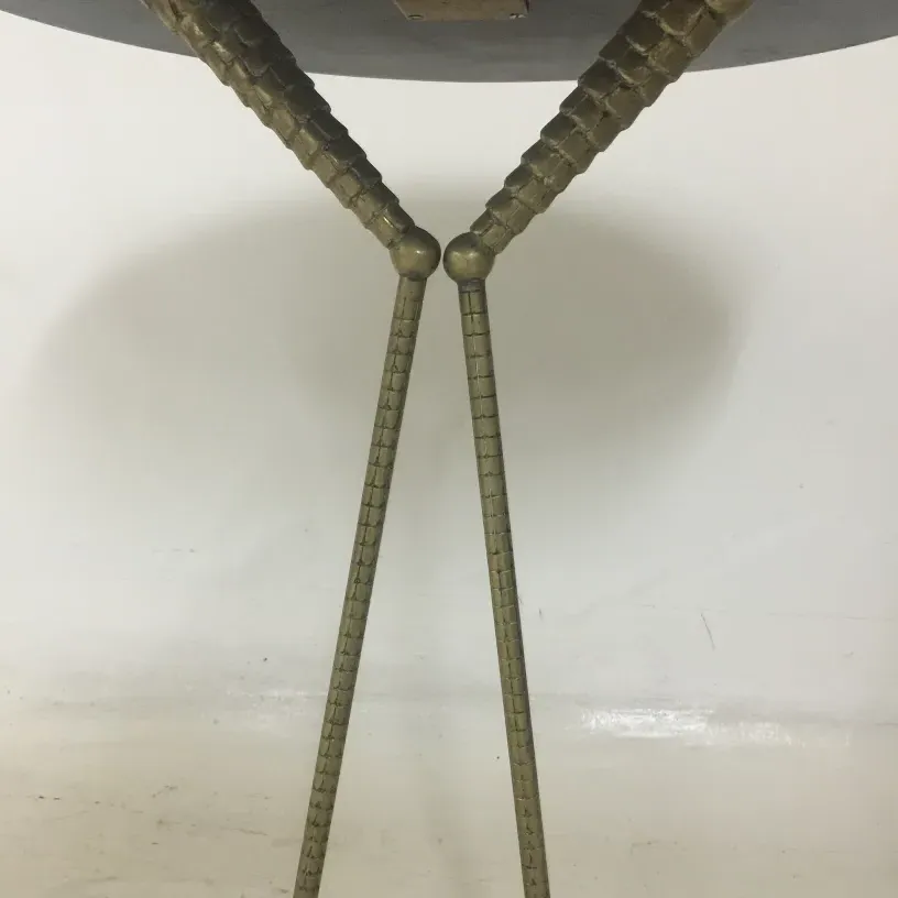 Vista detallada de 2 mesitas antiguas con patas de diseño