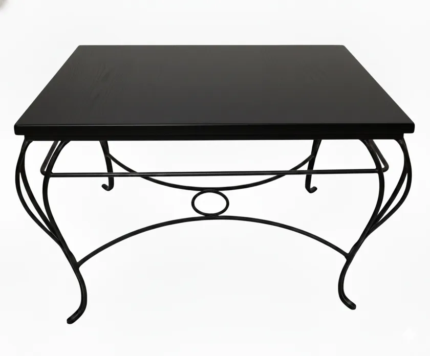 古老的花园桌子，优雅的设计和时尚的腿。