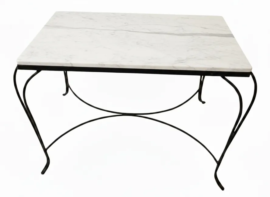 Mesa antiga de jardim com design elegante