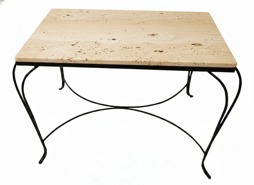 Mesa antiga de jardim com superfície clara e estrutura preta.