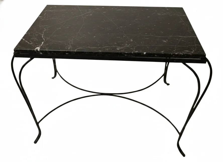 mesa antiga de jardim com pernas de metal e tampo escuro