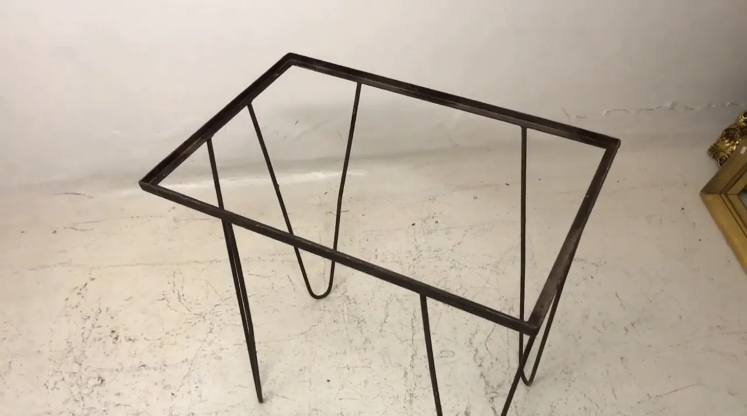 tableau antique de jardin avec des jambes fines dans un cadre lumineux