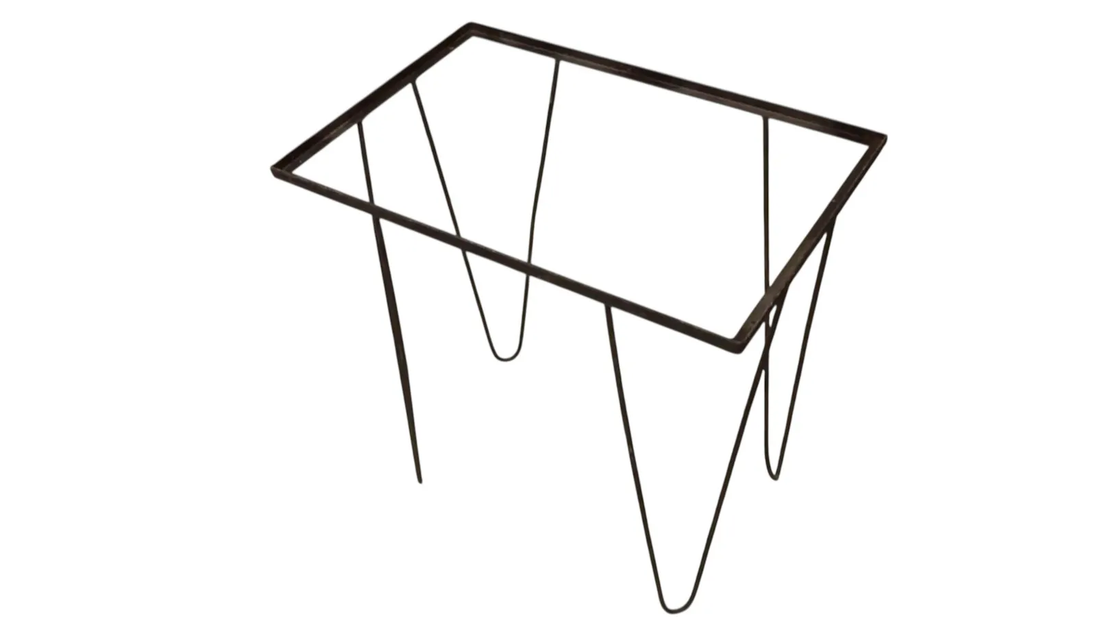 Mesa antigua de jardín con un diseño sencillo y funcional.