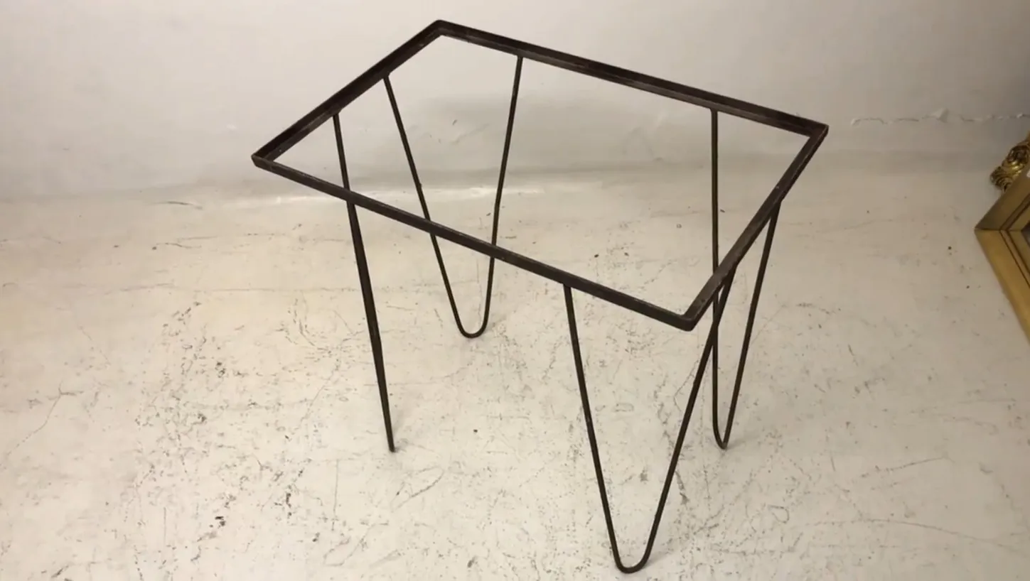 Tableau ancien avec des pieds fins et un design simple. Idéal pour les jardins.