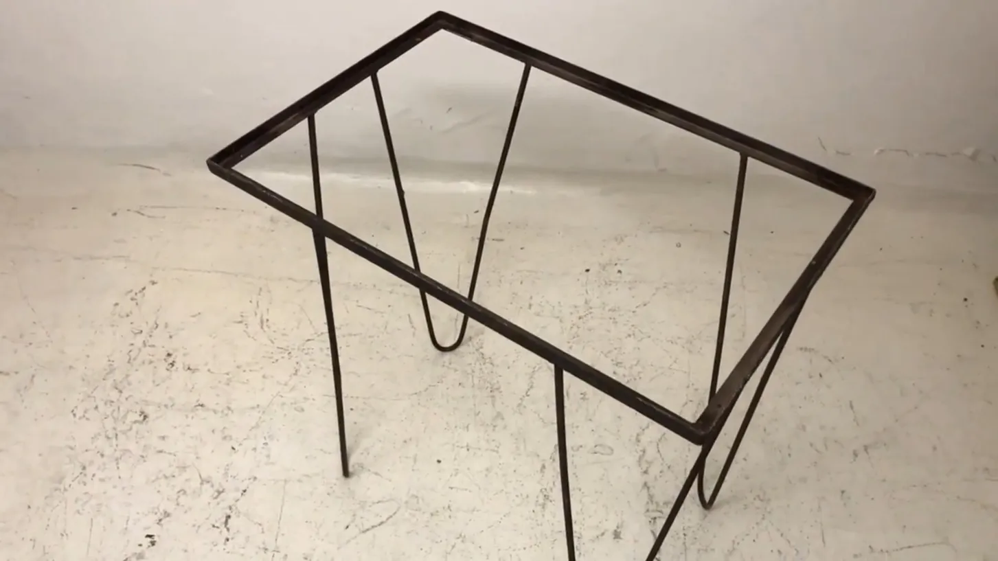 طاولة حديقة قديمة مع أرجل مزخرفة