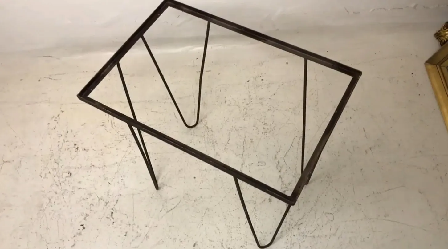 tavolo antico da giardino con design semplice e gambe sottili