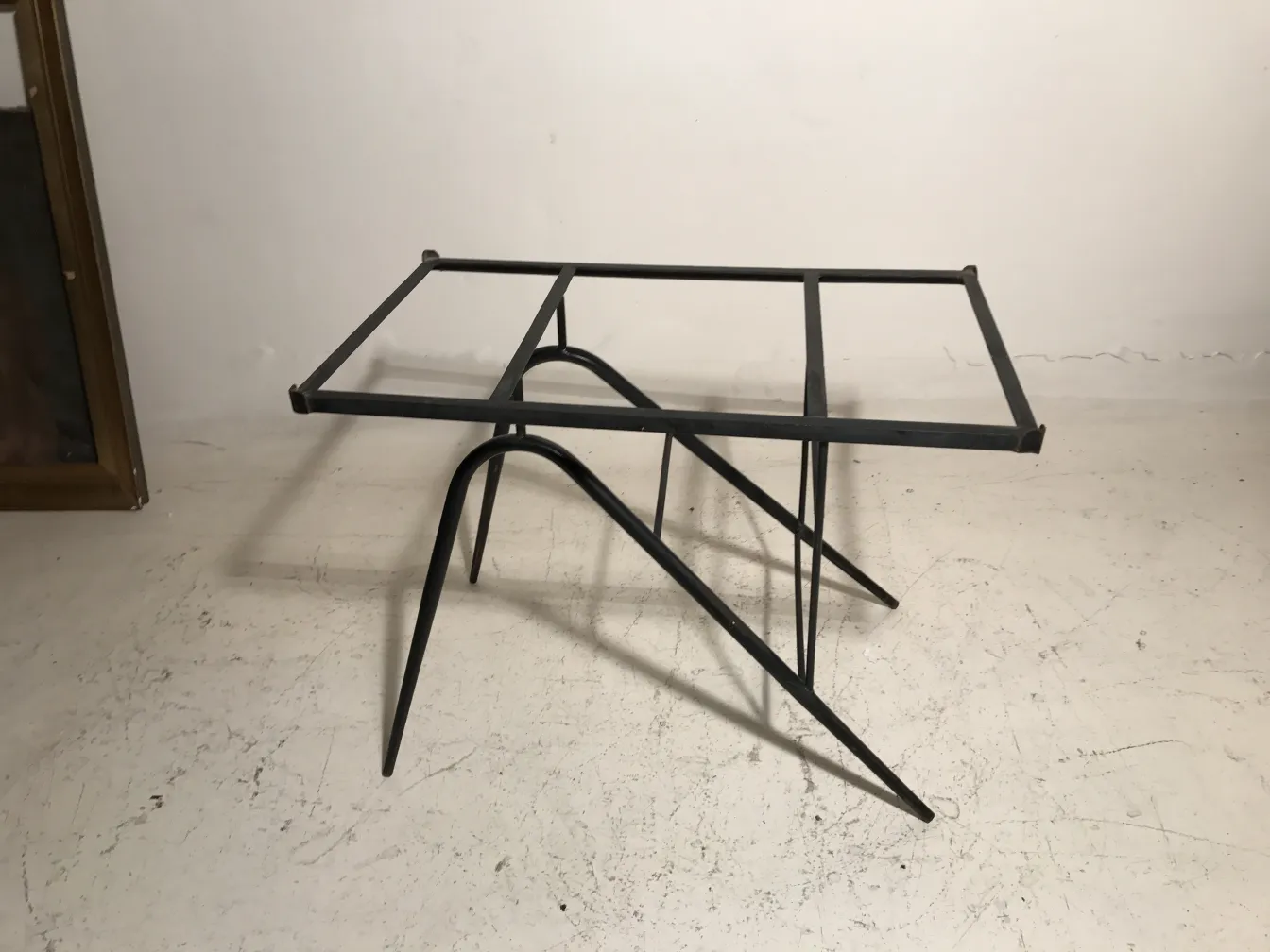 mesa antiga com estrutura metálica e design moderno, perfeita para jardins