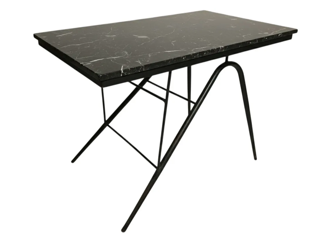 우아한 디자인의 고급 정원 테이블, 독특한 다리