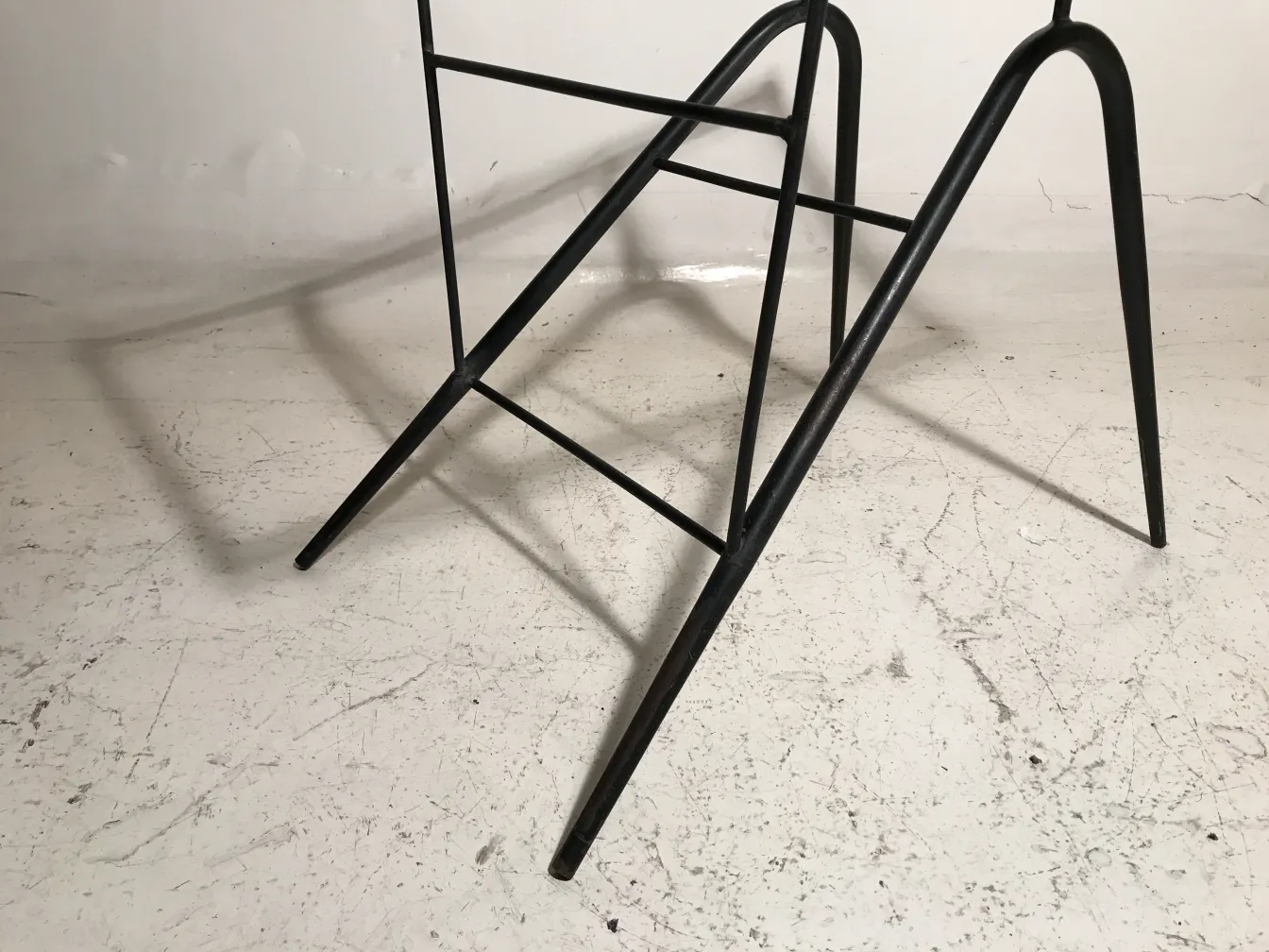 mesa antigua de jardín con diseño elegante y funcional