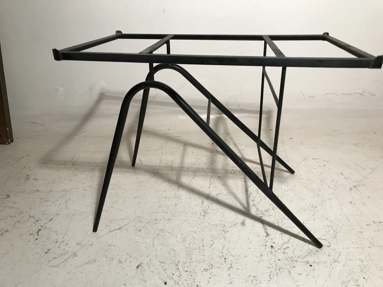 Mesa antiga com design único para jardim, em ambiente acolhedor.