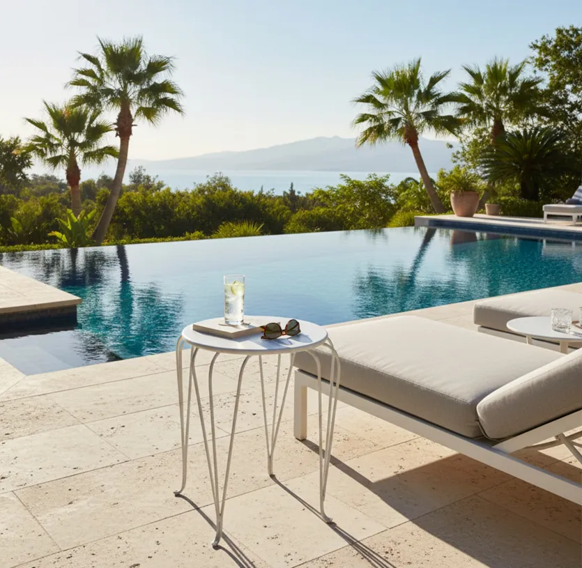 पुरानी-गर्डन-टेबल-जिसके-साथ-एक-पीना-और-धूप-चश्मा