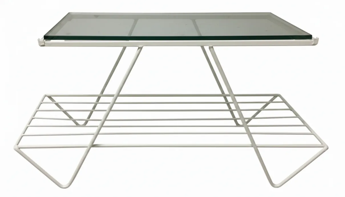 antico tavolo da giardino con un design elegante e semplice