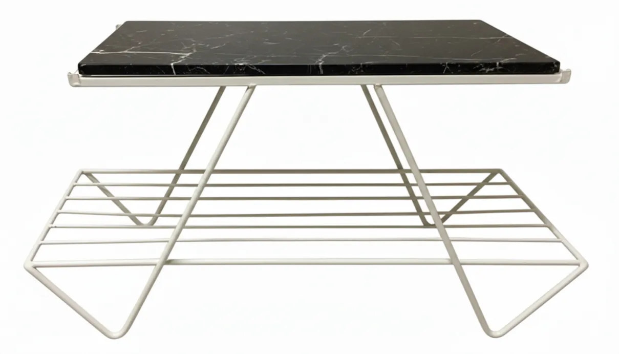 mesa antigua de jardín con un diseño elegante y un estante práctico para almacenamiento