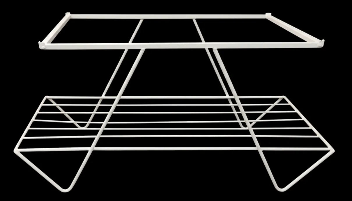 Mesa antigua de jardín con estructura ligera y diseño abierto.