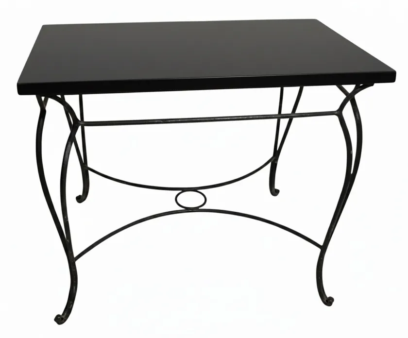 mesa antigua de jardín con diseño clásico