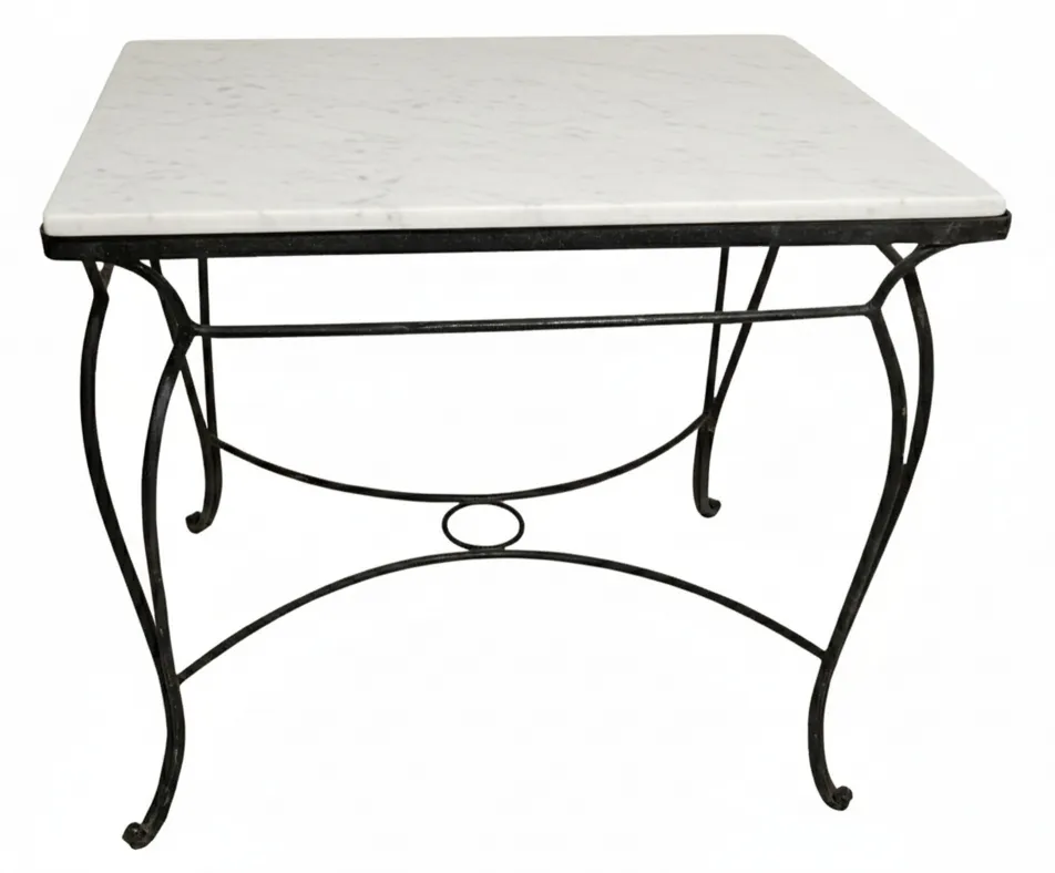 طاولة قديمة للحديقة بتصميم أنيق وأرجل منحنية.