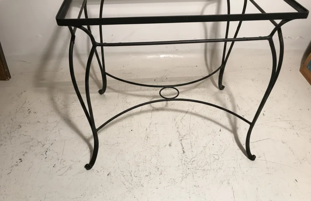 mesa antiga de jardim com pernas curvas, design atraente em ambiente neutro