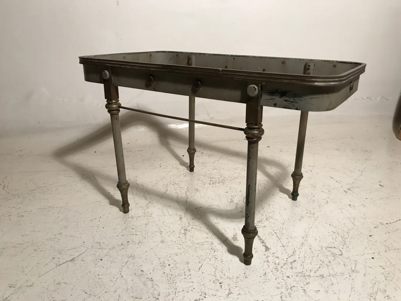 Tableau ancien de jardin avec des pieds décoratifs et un design unique.