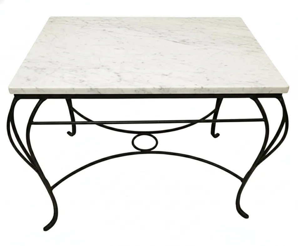 table antique avec surface claire et pattes décoratives dans le jardin