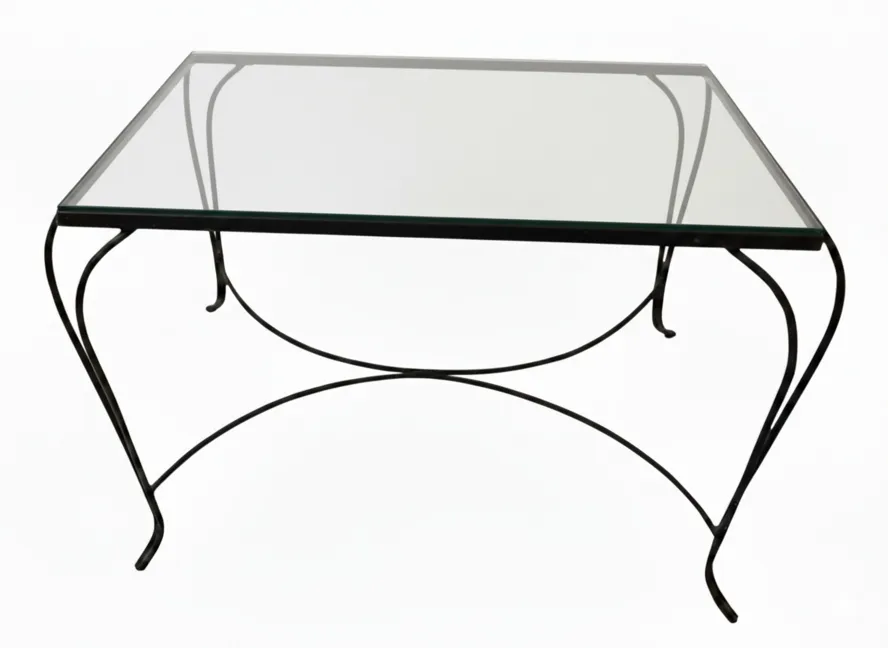 ancienne table de jardin avec un fond délicat et une surface claire