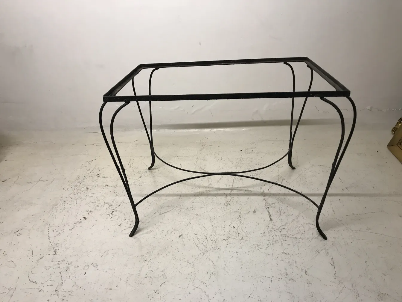 Tavolo da giardino antico con design elegante