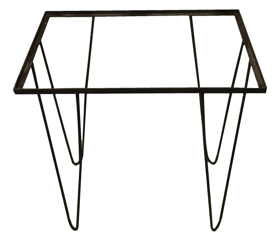 Tavolo antico con gambe metalliche e design semplice in giardino.