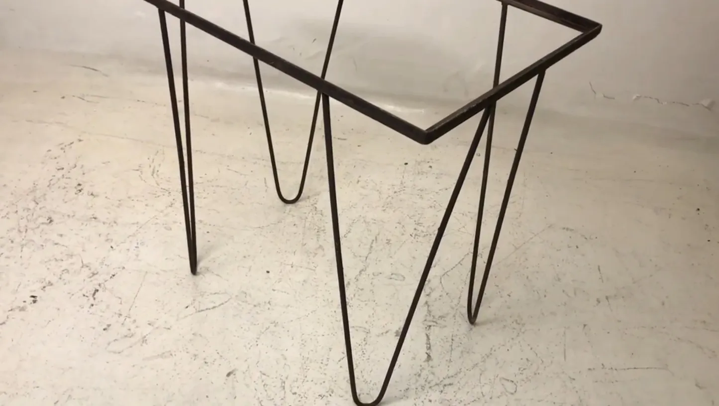 tavolo antico decorativo con gambe eleganti in un ambiente di giardino