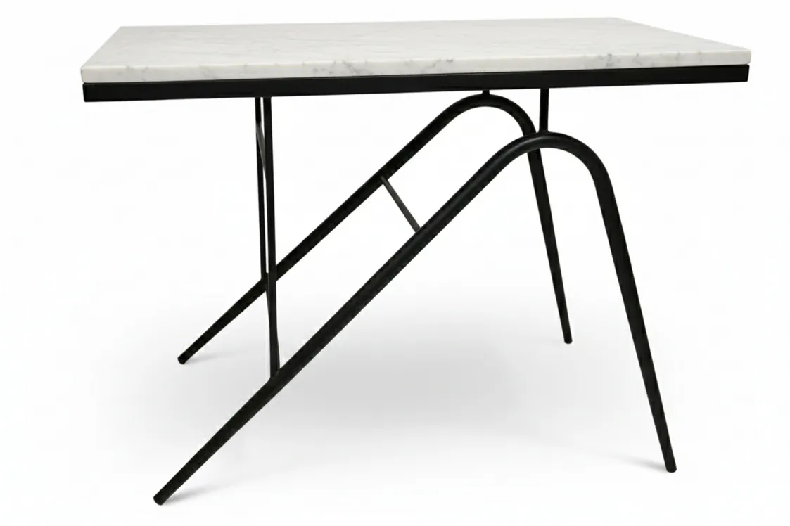 mesa antigua con forma rectangular y patas únicas en un entorno de jardín