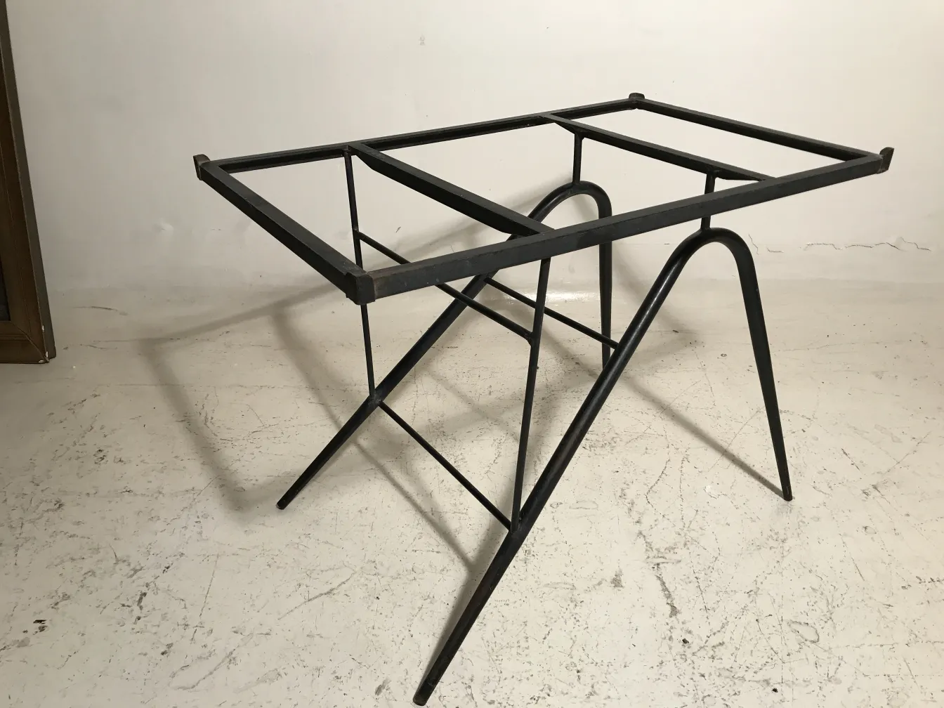 Mesa antigua de jardín con estructura de soporte visible