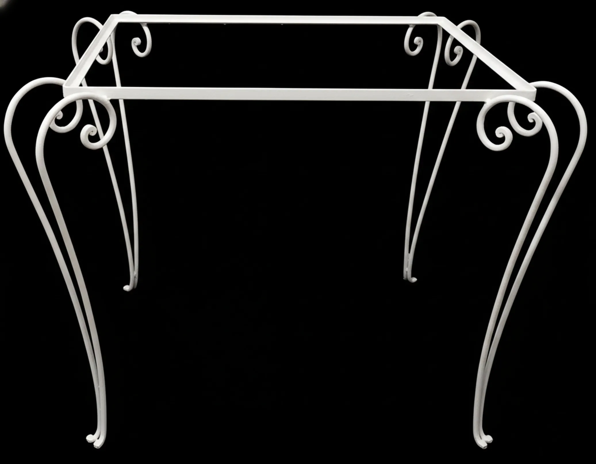 Tableau ancien décoratif avec des jambes blanches courbées.