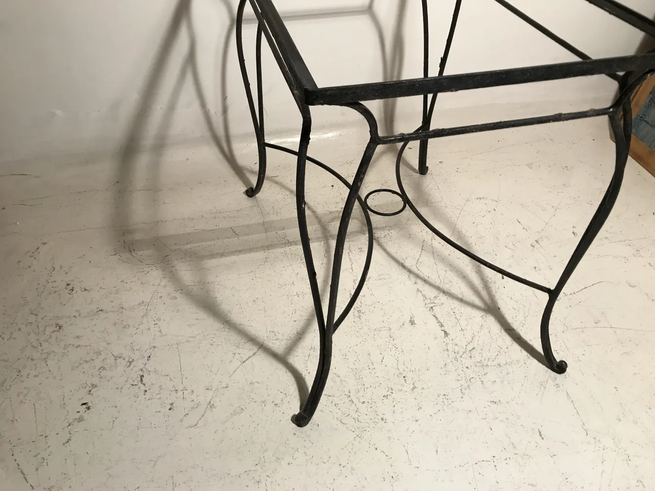 gartentisch mit komplexer konstruktion und schatten