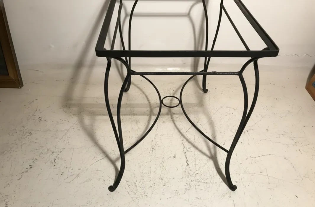 mesa antiga com pernas decorativas, ideal para jardim