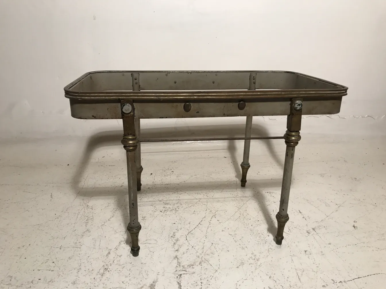 table de jardin antique avec pieds décoratifs