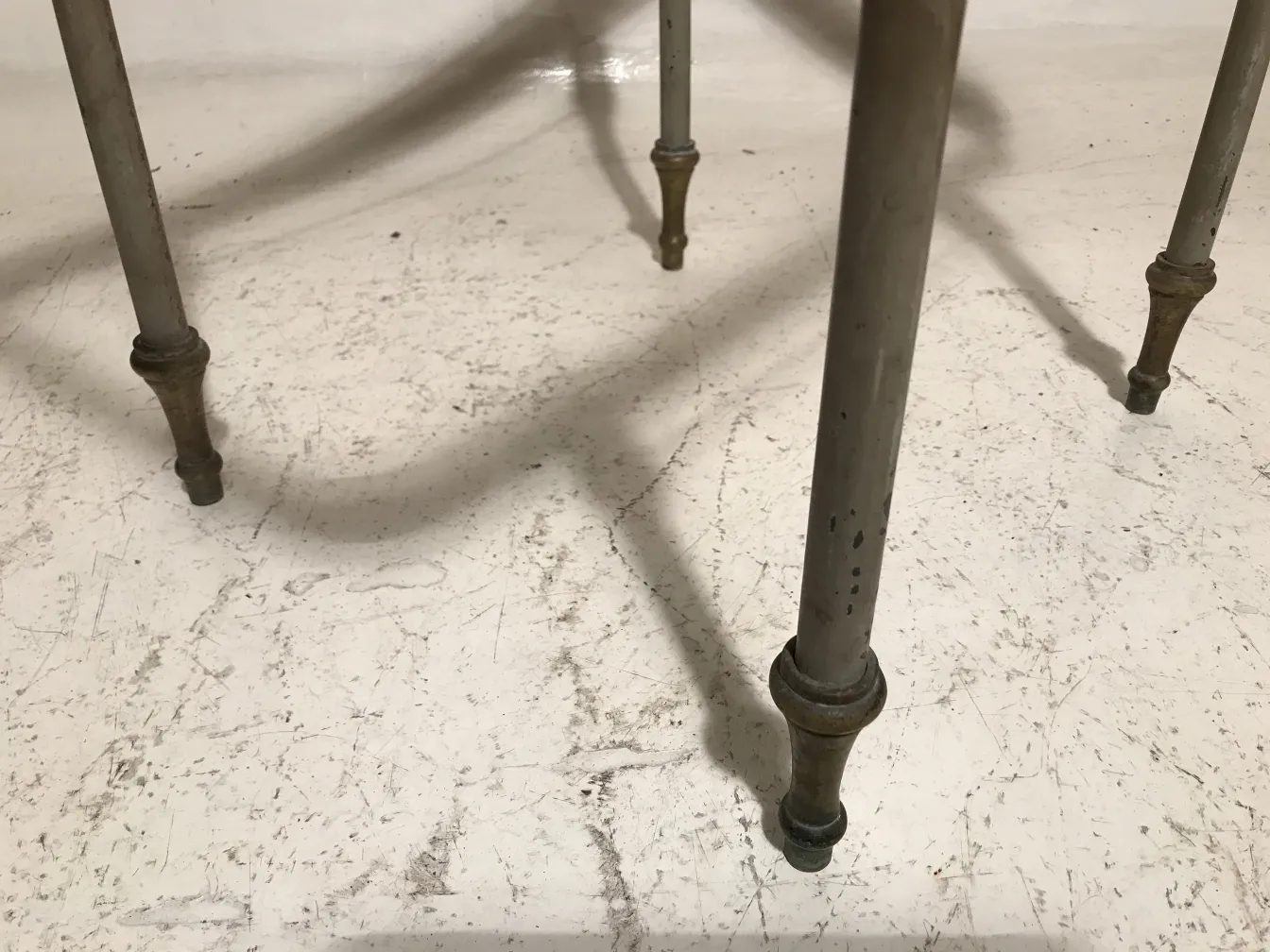 装飾的な脚を持つアンティークガーデンテーブル。屋外での使用に理想的です。