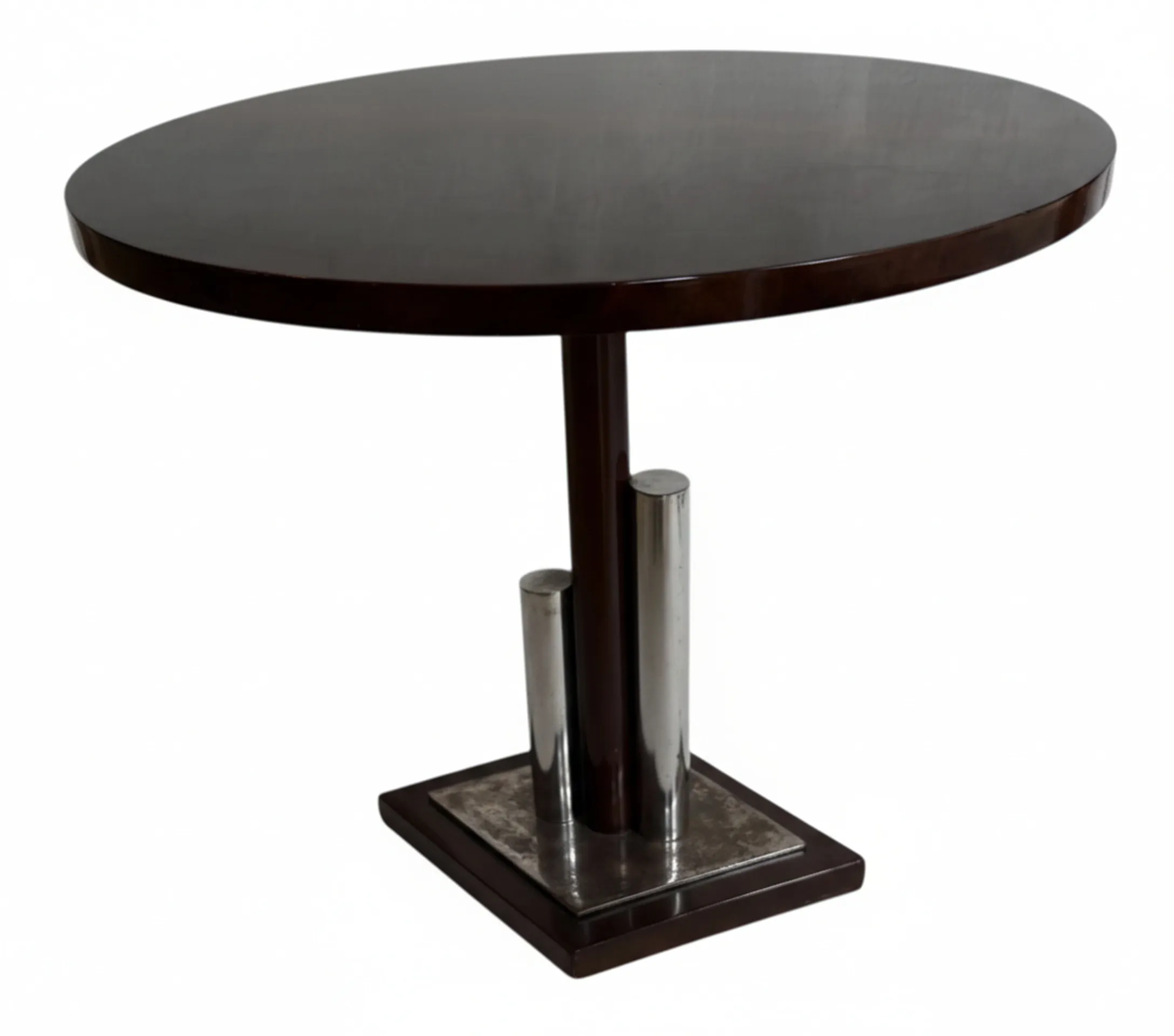 tavolo rotondo antico con base elegante, su sfondo bianco