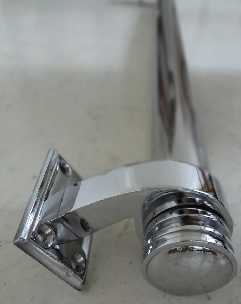 poignée de porte ancienne avec design courbé et base octogonale