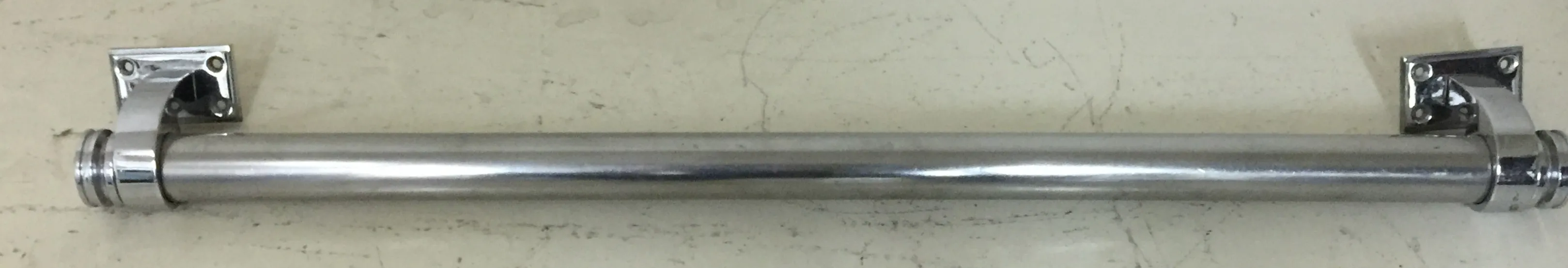 Poignées de portes anciennes avec design art déco, détail brillant sur fond clair.