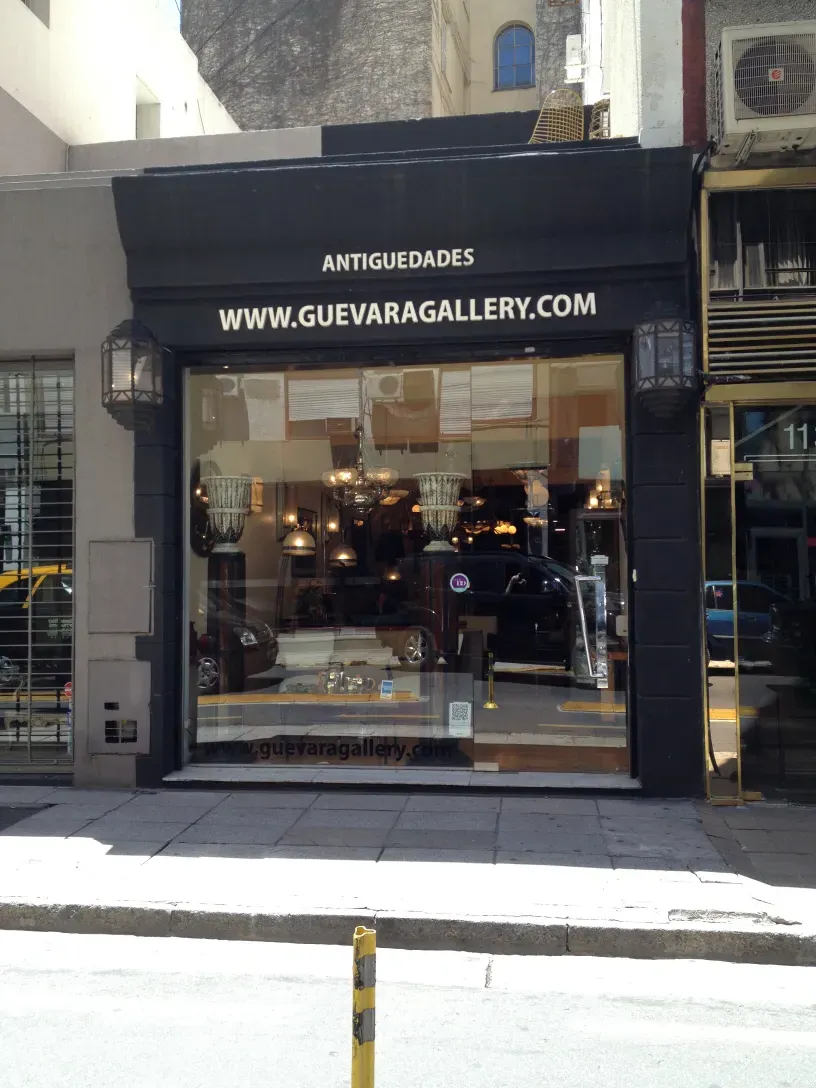 Poignées de portes antiques exposées dans une galerie.