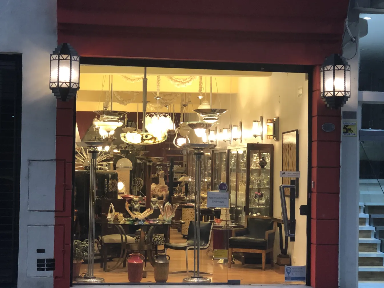 店の中の古いドアハンドルの景色