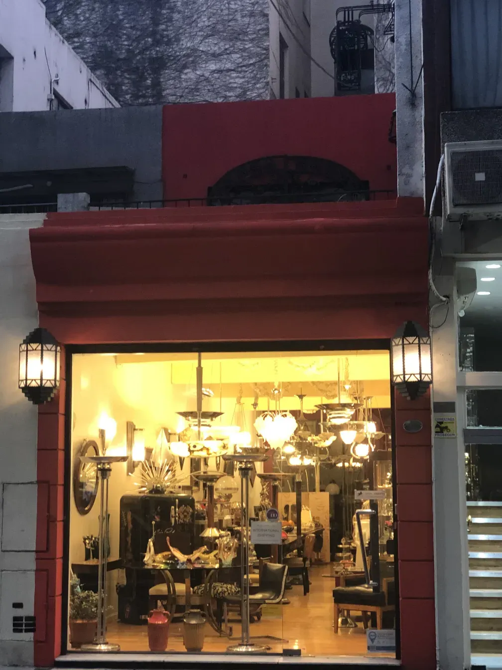 tiradores de puerta antiguos en una vitrina, con luz suave