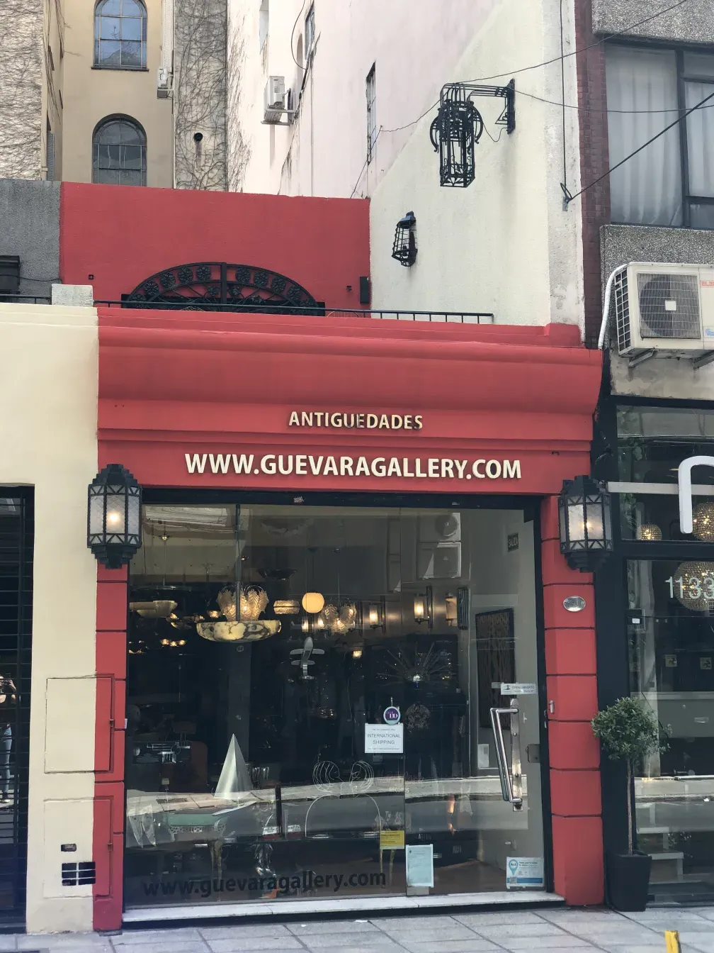 Entrada decorativa de galeria antiga com puxadores de porta