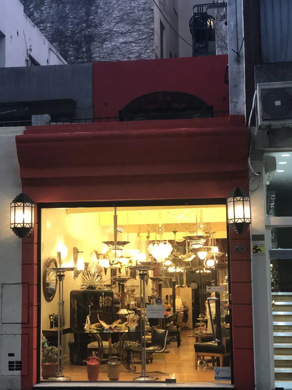 골동품 가게에 있는 오래된 문 손잡이의 보기, 매력적인 전시