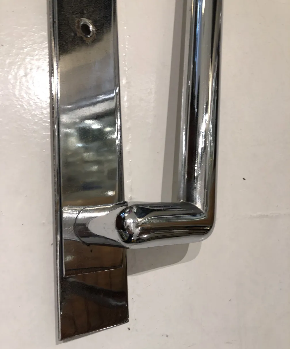 tiradores de puerta antiguos con un diseño elegante y liso.