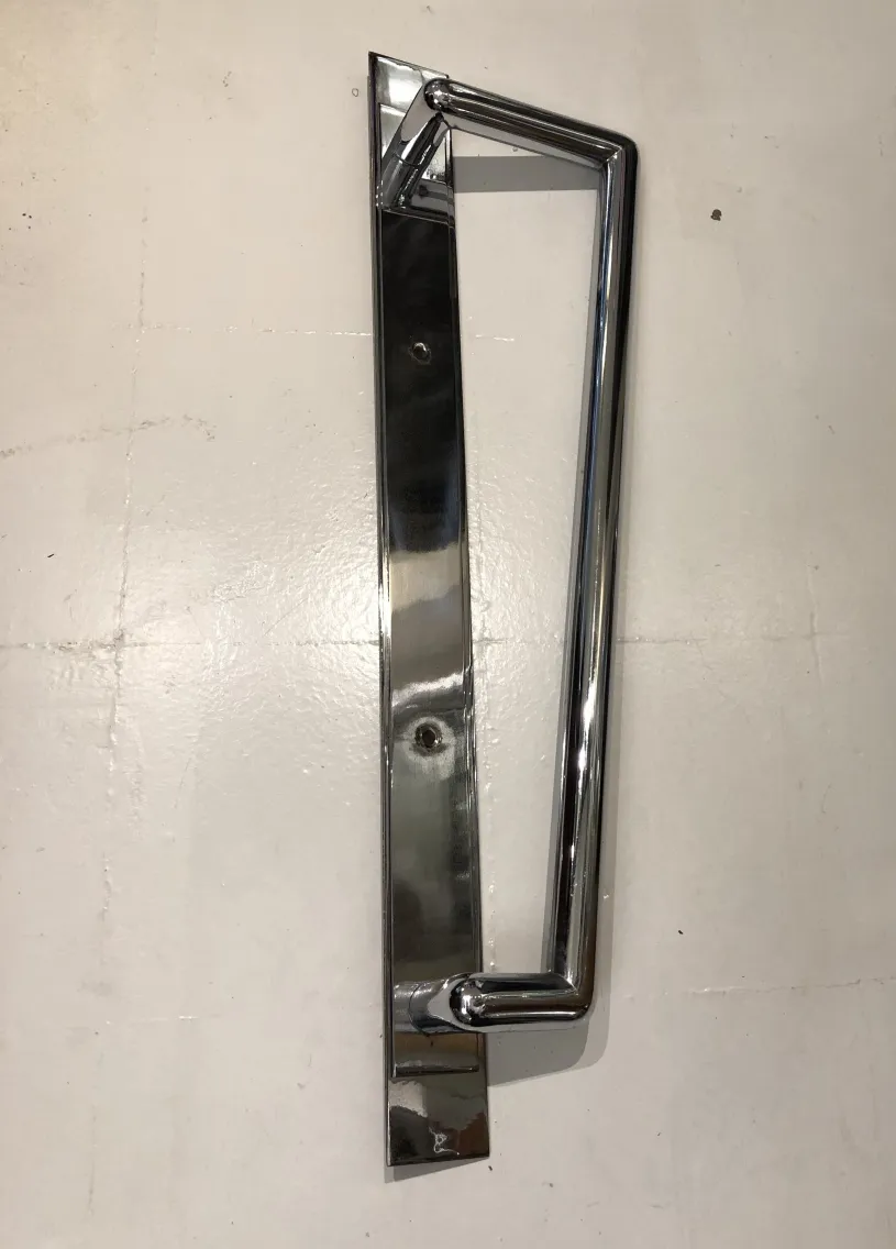 Tirador de puerta antiguo, diseño elegante y clásico.