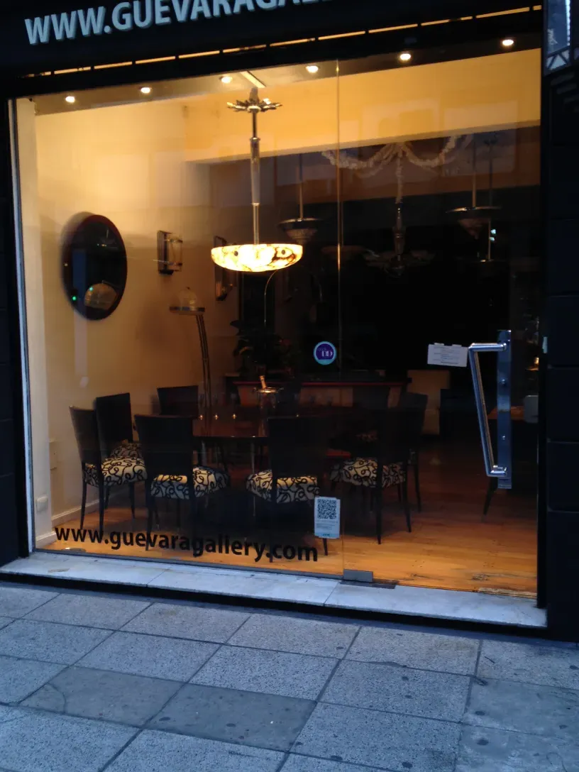 展示古门把手的迷人环境，配有多样的家具。